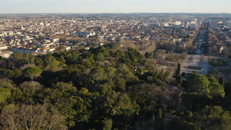 Luftflug-über-Den-Parc-Jardins-De-La-Fontaine-Mit-Nîmes-Im-Hintergrund